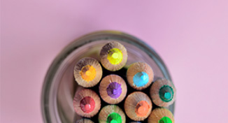 Imagen de  Different coloured pencils in a pencil holder